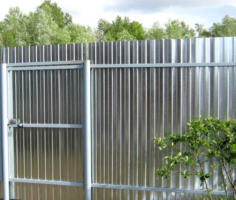 Забор из профнастила С-8 оцинкованного с двумя лагами