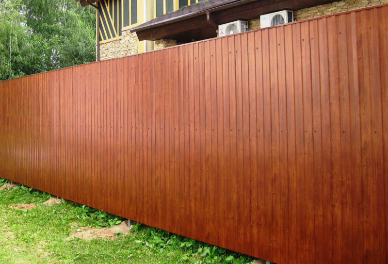 Забор из профнастила Забор из профнастила С-8 с декоративно-полимерным покрытием (PRINTECH) с двумя лагами